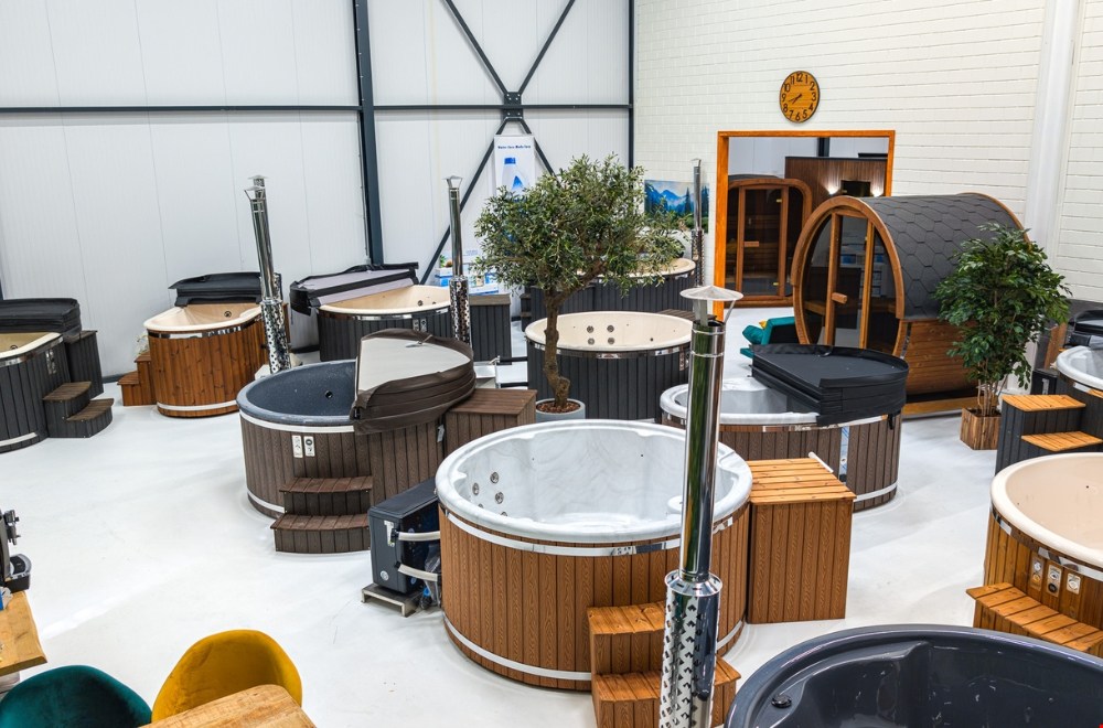 Direct uit voorraad voor het zomerseizoen. Waarom levertijd in 2026 de belangrijkste factor is bij aanschaf van een hottub of buitensauna